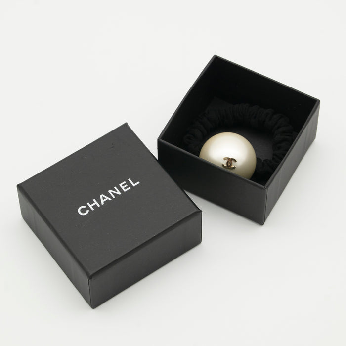 CHANEL CC Faux Pearl Hair Tie A63896
