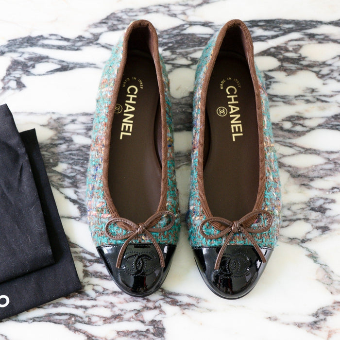 Chanel 23A Paris-Dakar Green Tweed Patent CC Cap Toe Bow Ballet Flats Size 36