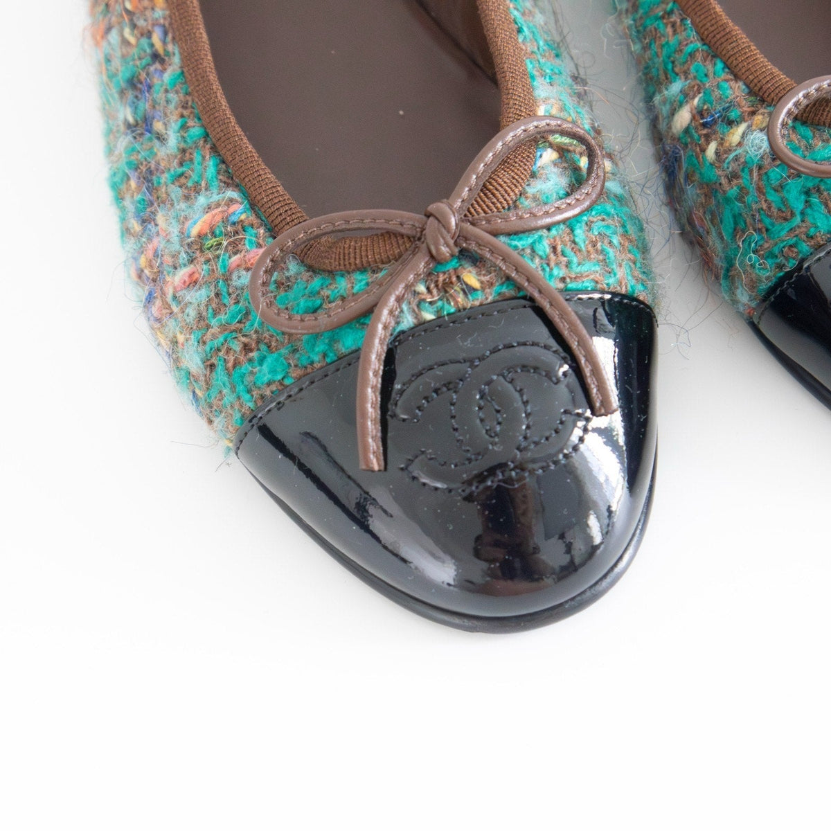 Chanel 23A Paris-Dakar Green Tweed Patent CC Cap Toe Bow Ballet Flats Size 36