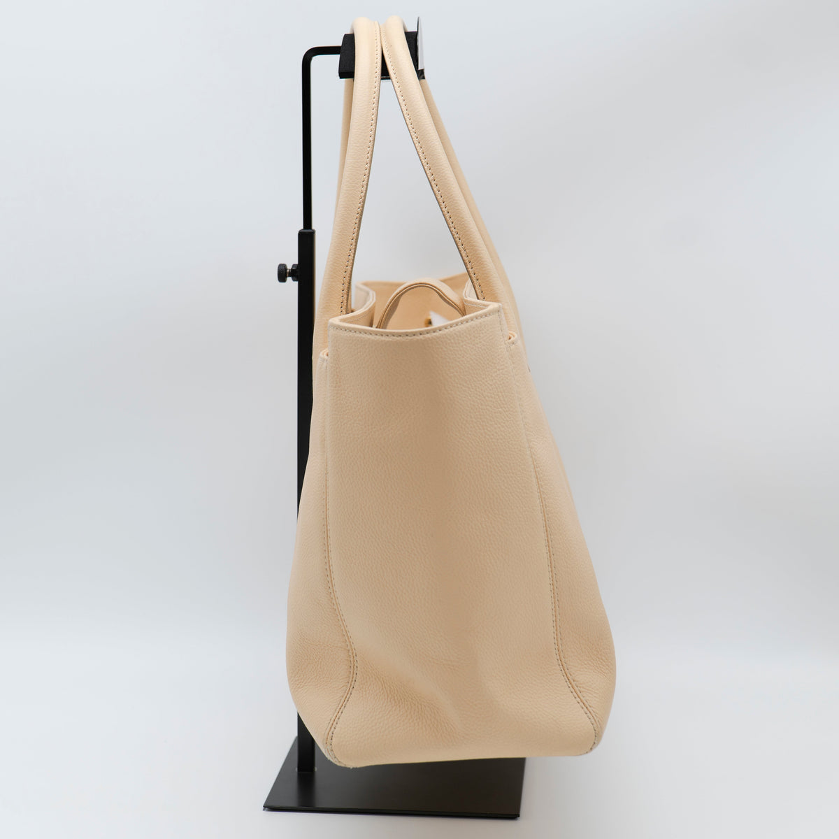 CHANEL Beige Clair Caviar Executive Cerf Tote Medium GHW
