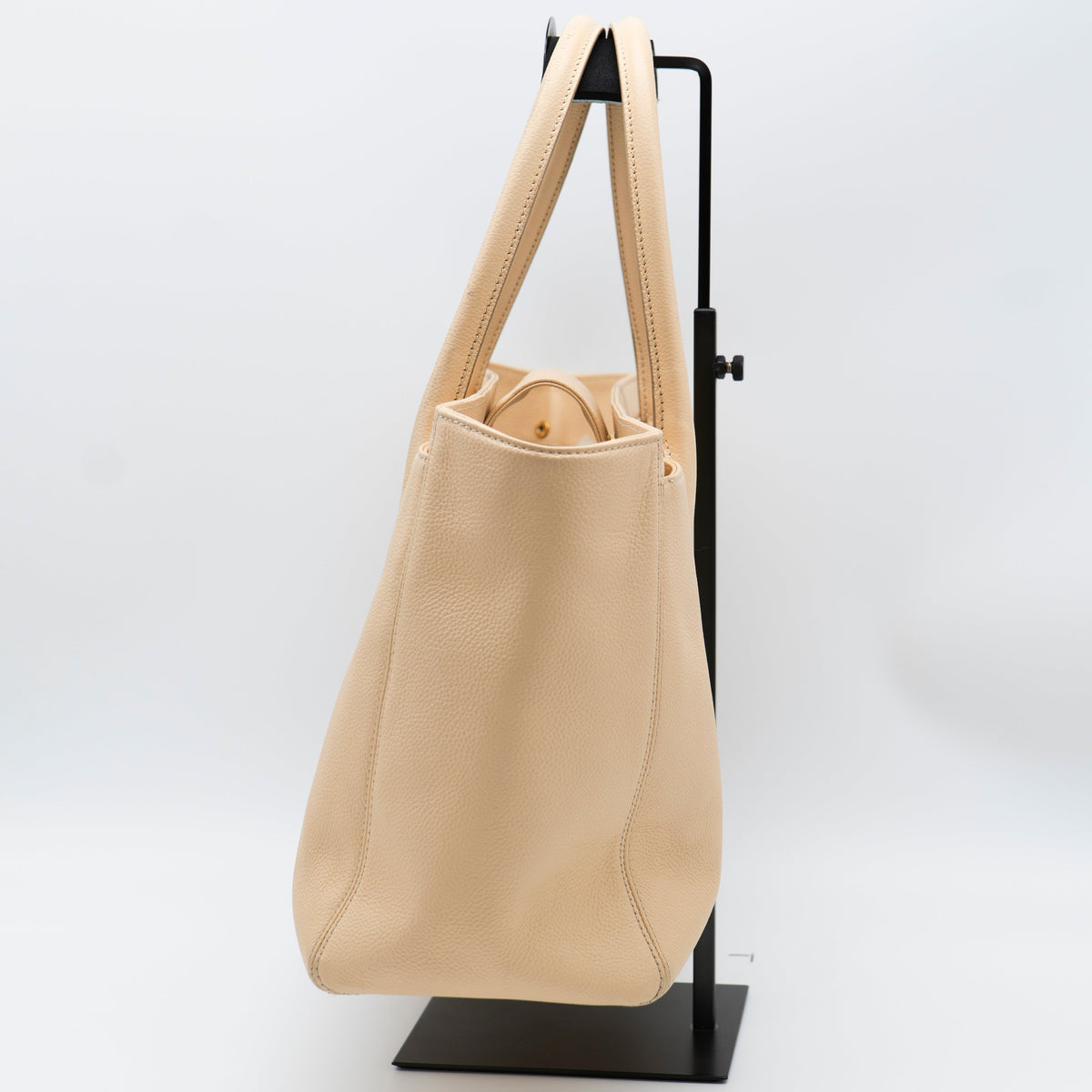 CHANEL Beige Clair Caviar Executive Cerf Tote Medium GHW