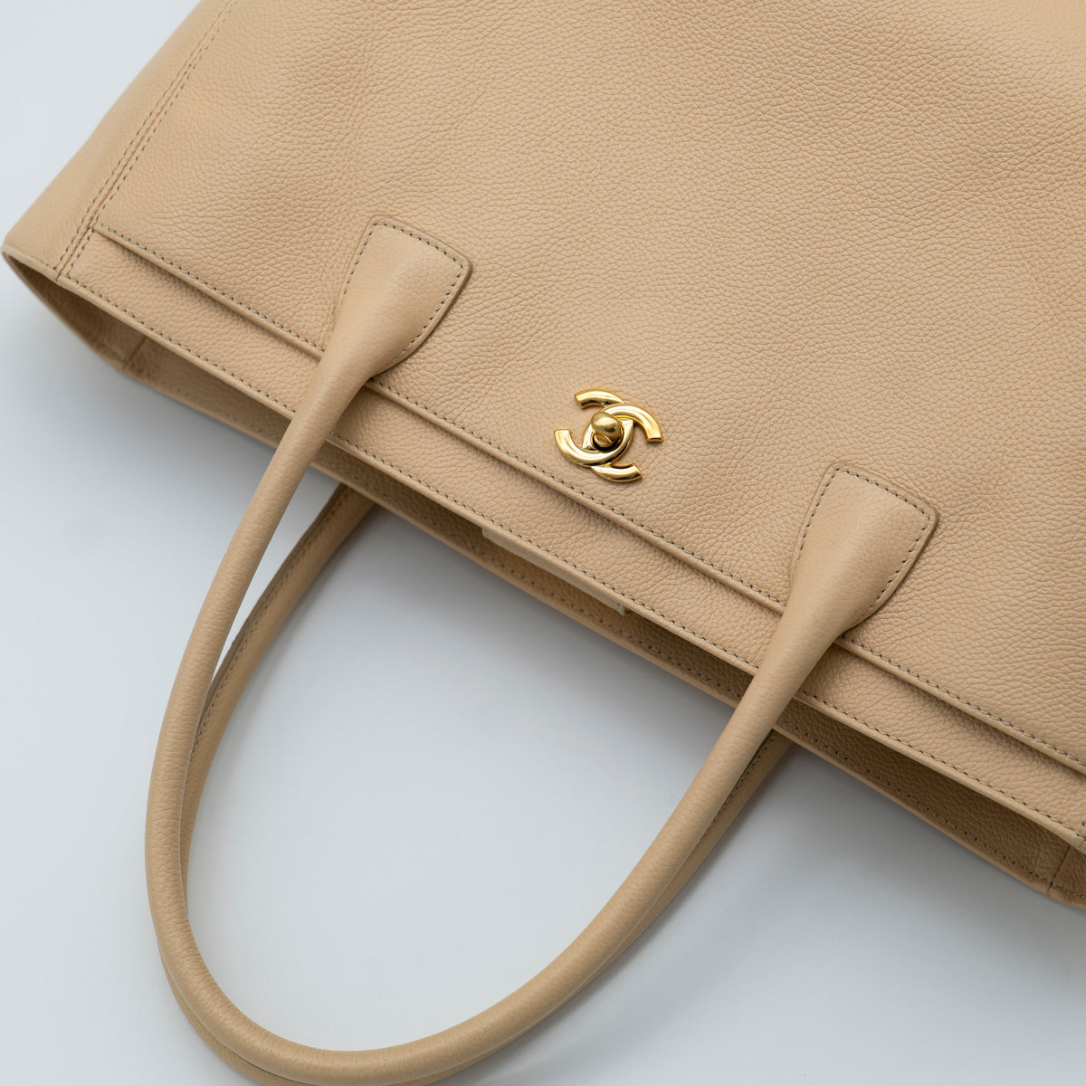 CHANEL Beige Clair Caviar Executive Cerf Tote Medium GHW