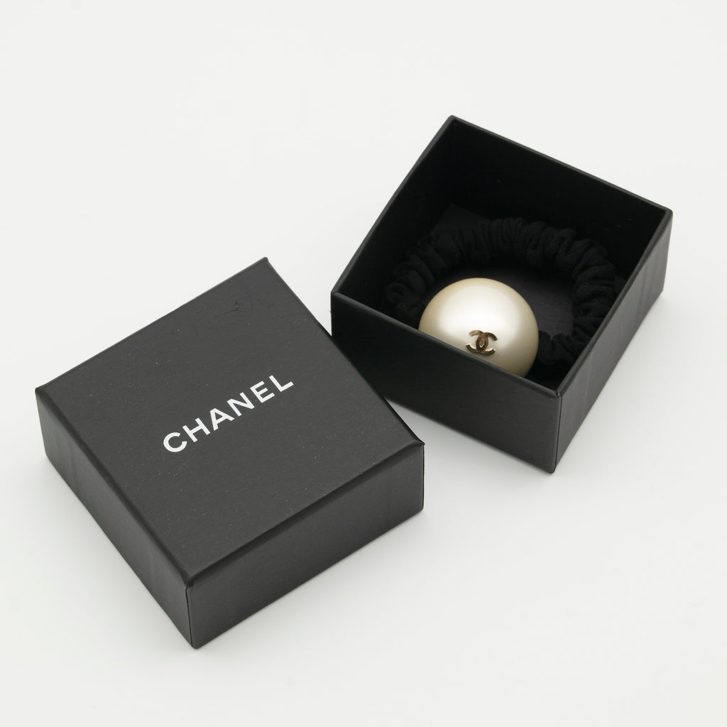 CHANEL CC Faux Pearl Hair Tie A63896