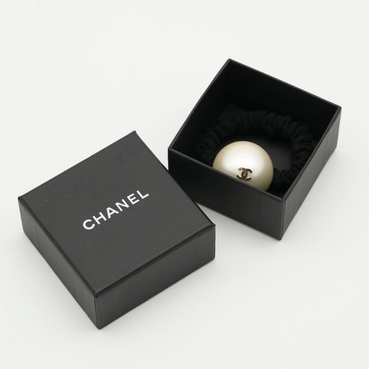 CHANEL CC Faux Pearl Hair Tie A63896