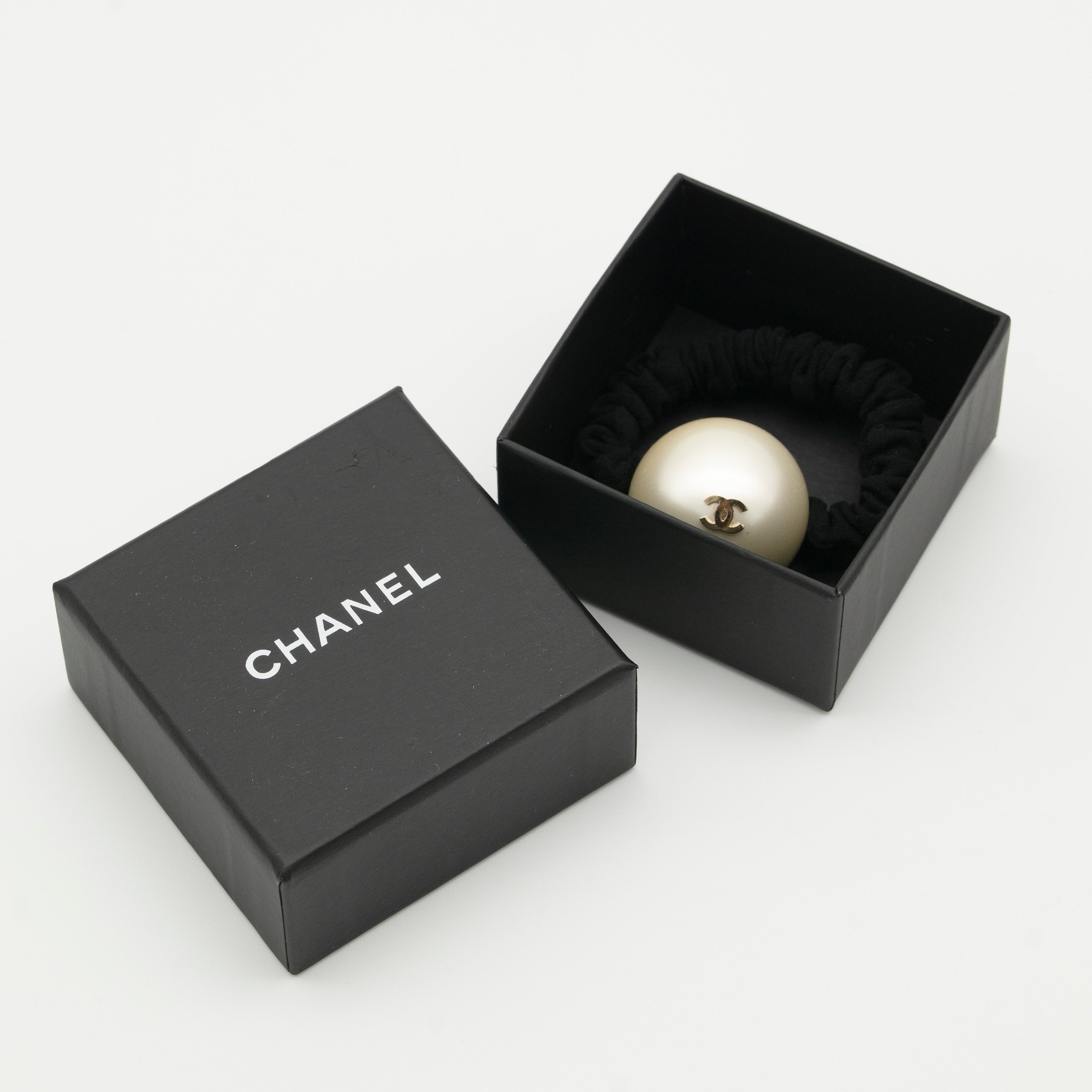 CHANEL CC Faux Pearl Hair Tie A63896