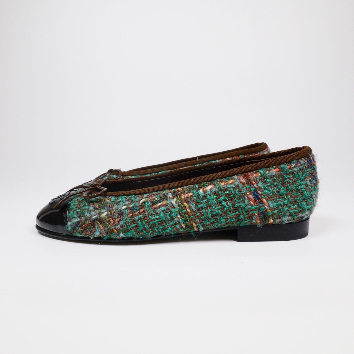 Chanel 23A Paris-Dakar Green Tweed Patent CC Cap Toe Bow Ballet Flats Size 36