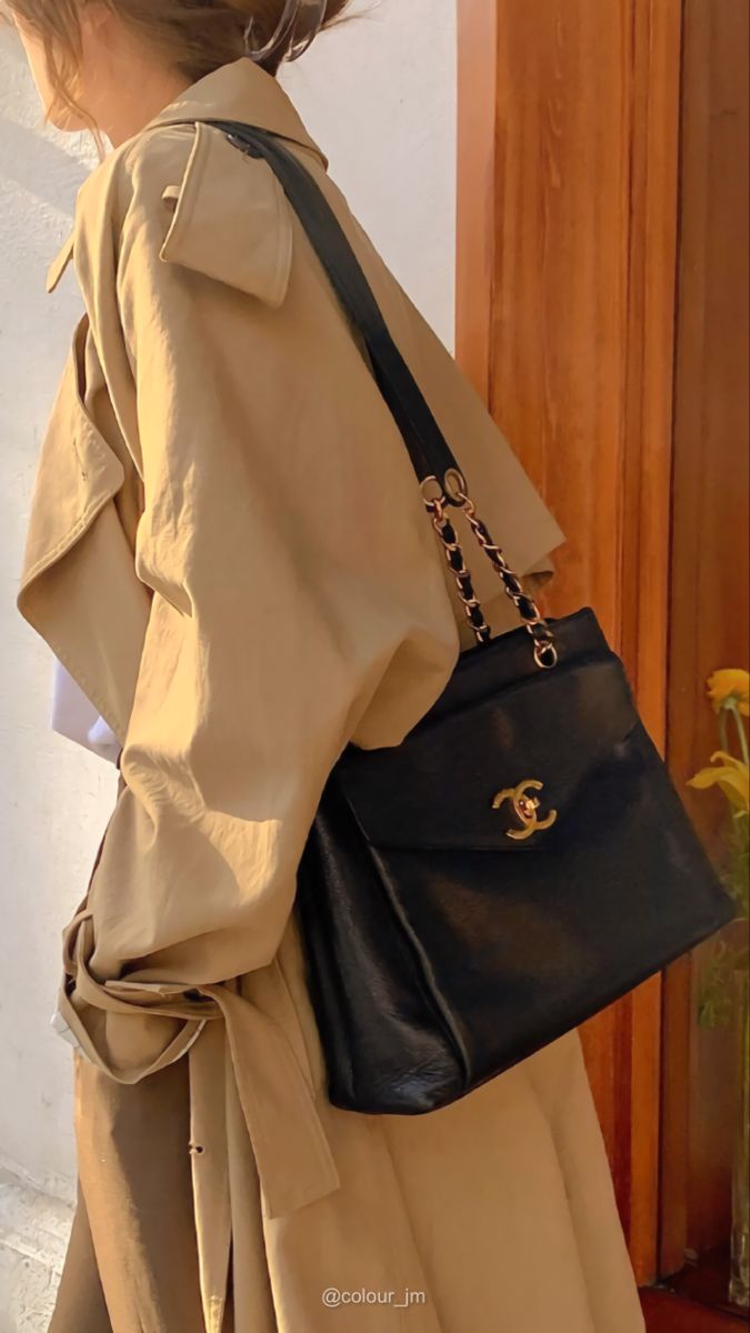 CHANEL Vintage Beige Caviar 24K Gold-Plated CC Turnlock Shoulder Bag