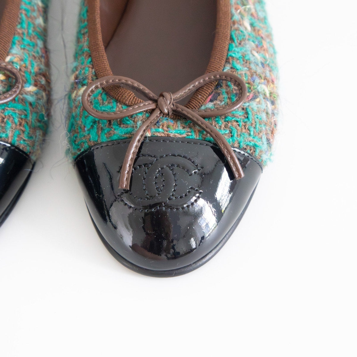 Chanel 23A Paris-Dakar Green Tweed Patent CC Cap Toe Bow Ballet Flats Size 36