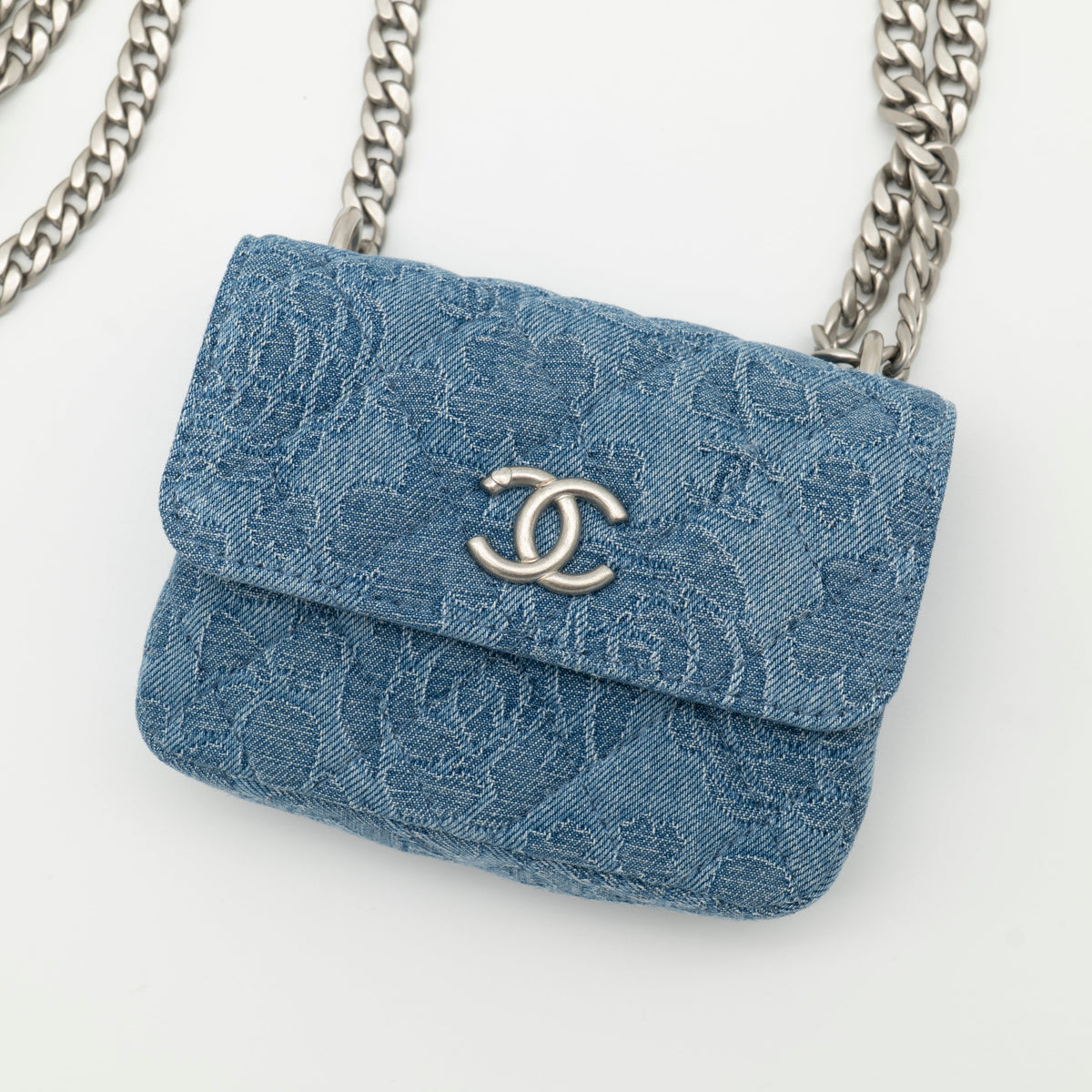 CHANEL Denim Camellia Sweet Heart Clutch with Chain AP3224