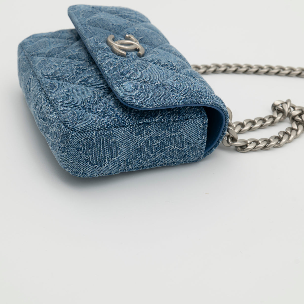 CHANEL Denim Camellia Sweet Heart Clutch with Chain AP3224