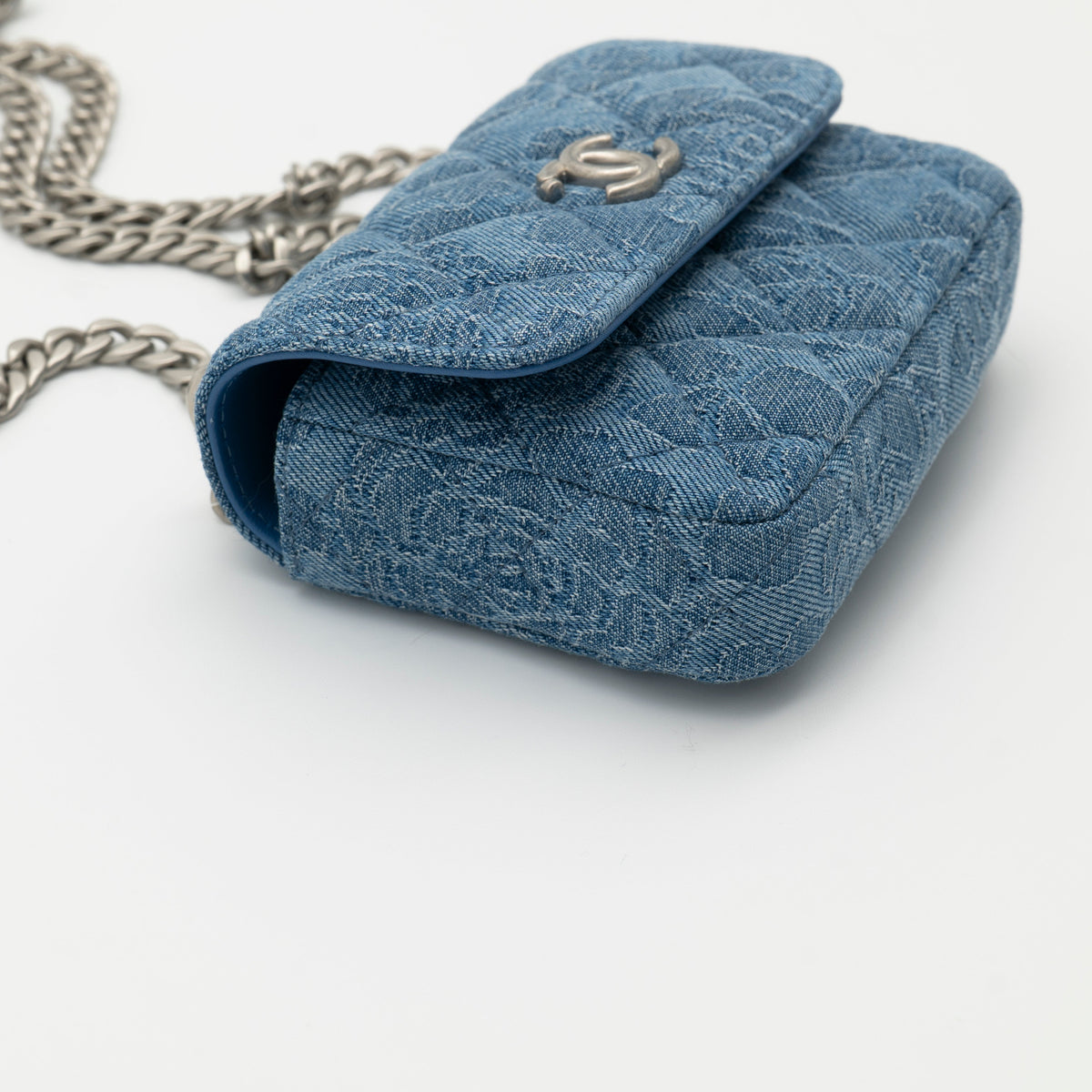 CHANEL Denim Camellia Sweet Heart Clutch with Chain AP3224