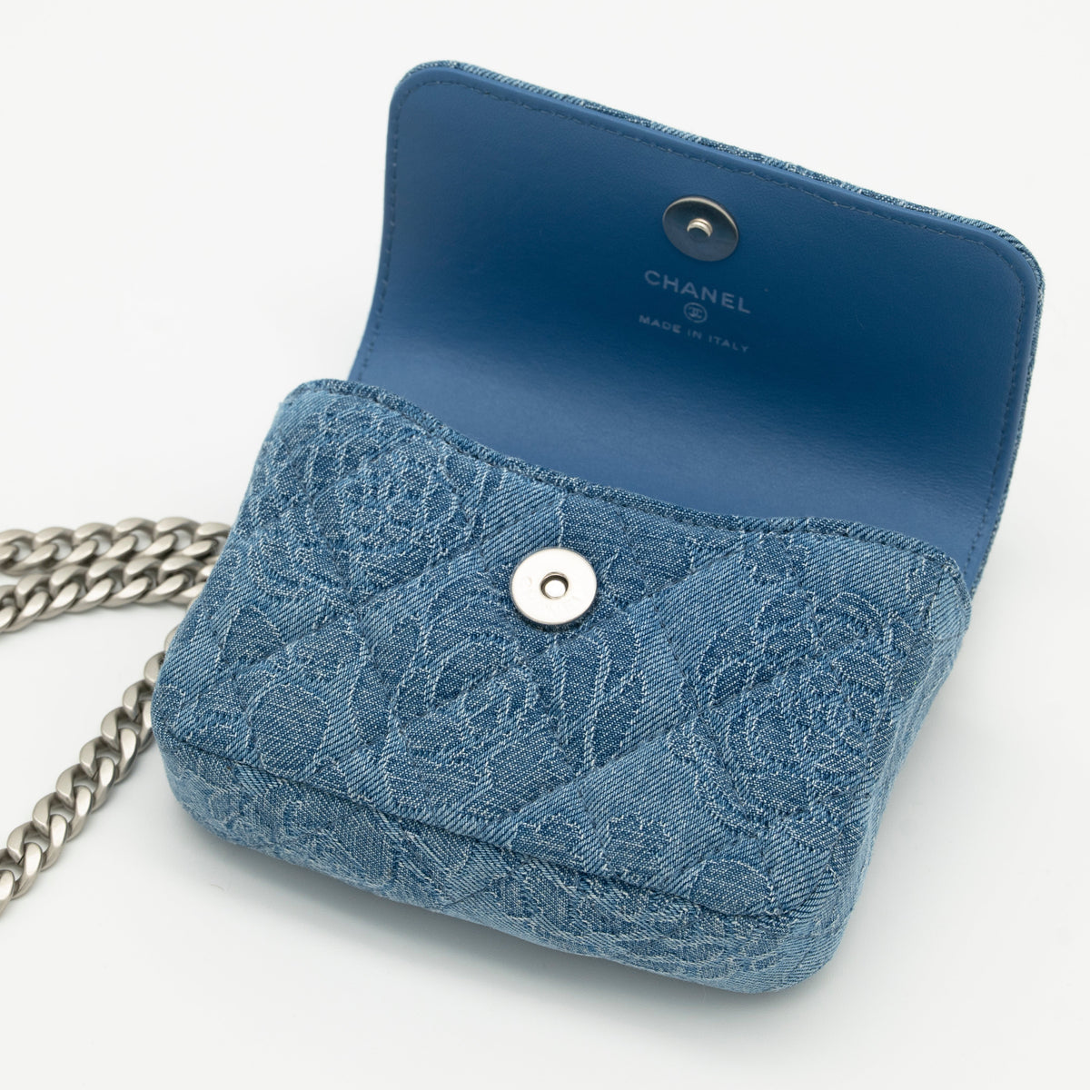 CHANEL Denim Camellia Sweet Heart Clutch with Chain AP3224