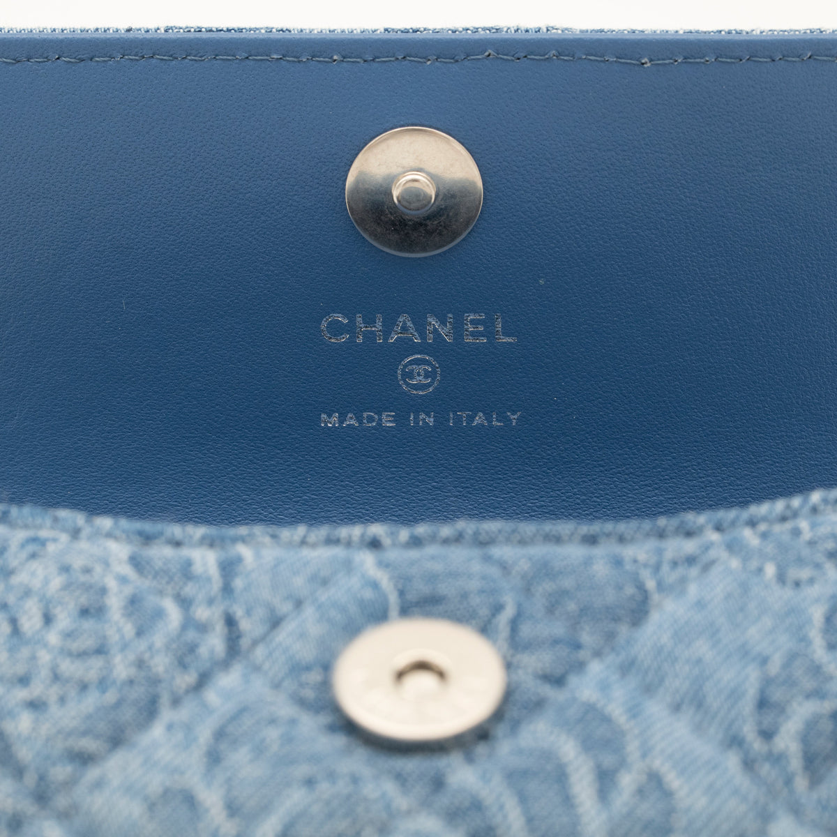 CHANEL Denim Camellia Sweet Heart Clutch with Chain AP3224