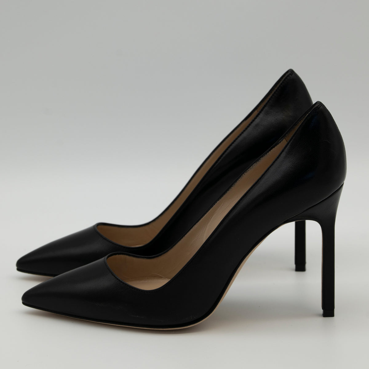 Manolo Blahnik BB 105 Pointed Toe Pumps in Black Smooth Calfskin Size 36